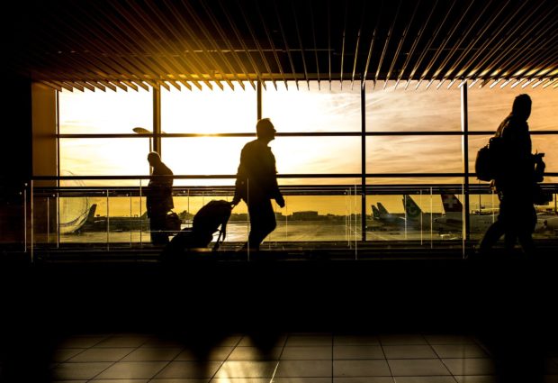 Pasajeros en la terminal de un aeropuerto