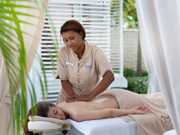 Mujer recibiendo un masaje en hotel Catalonia en el Caribe